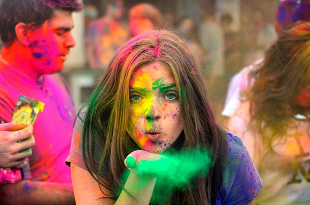 Dust off Holi color - Ways to remove holi Color from Face