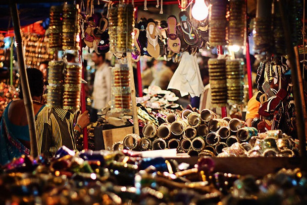 Famous shopping markets in Lucknow Hazartganj, Aminabad, Chowk, Nakhas Market, Yahiyaganj Market