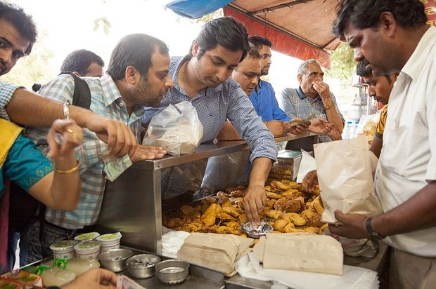 Khandani Pakode Wala - Famous foods in Delhi
