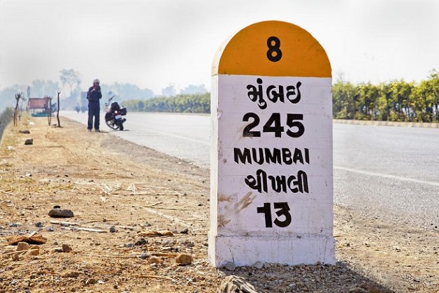 Why Indian Milestones have different Colors - Yellow and White milestone