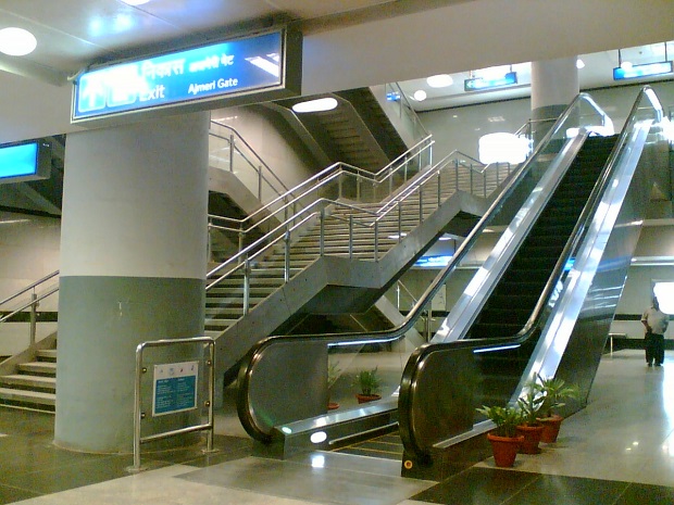 delhi metro escalators have Sari Guard feature