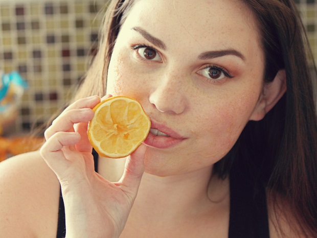 girl Rub lemon on skin - Lemon benifits after holi color
