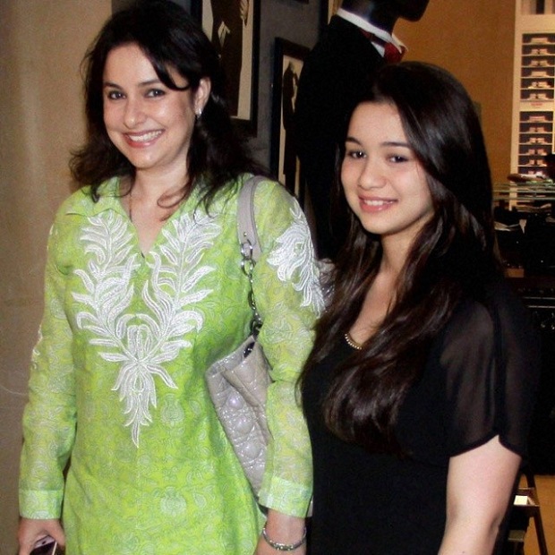 Sara Tendulkar with Mother Anjali