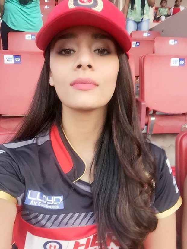 Mayanti Langer In RCB Uniform