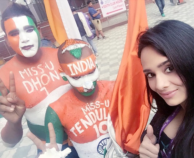 Mayanti Langer With Cricket Fans