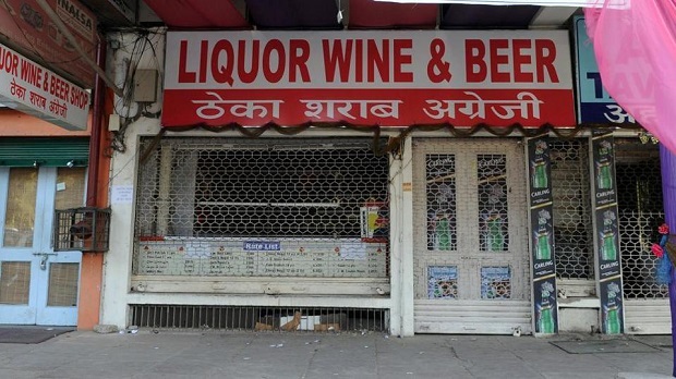 राजमार्गों पर शराब की दुकानों पर प्रतिबंध लगा दिया