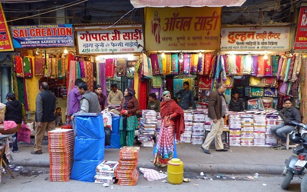 साड़ी के लिए प्रसिद्ध नई सरक - पुरानी दिल्ली शॉपिंग मार्केट