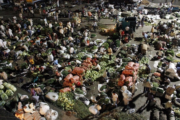ओखला मंडी थोक फल और सब्जी बाजार दिल्ली में