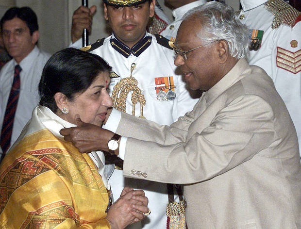 Lata Mangeshkar receiving Bharat Ratna in 2001
