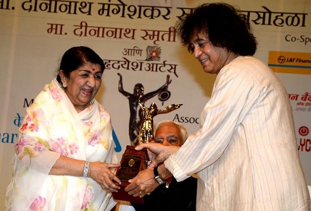 Lata Mangeshkar receiving award