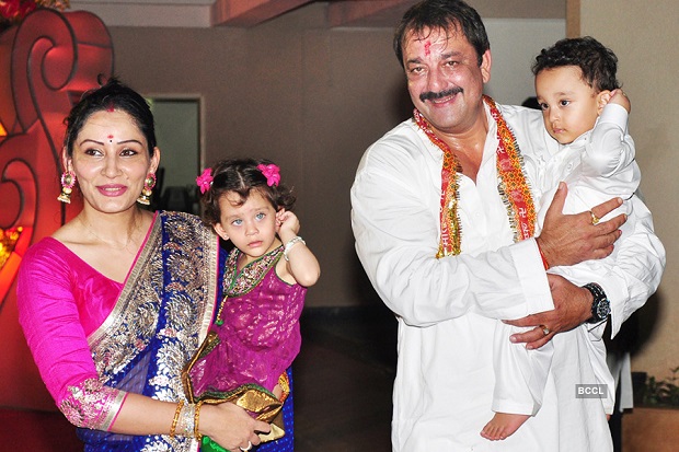 Sanjay Dutt with Manyata and childrens