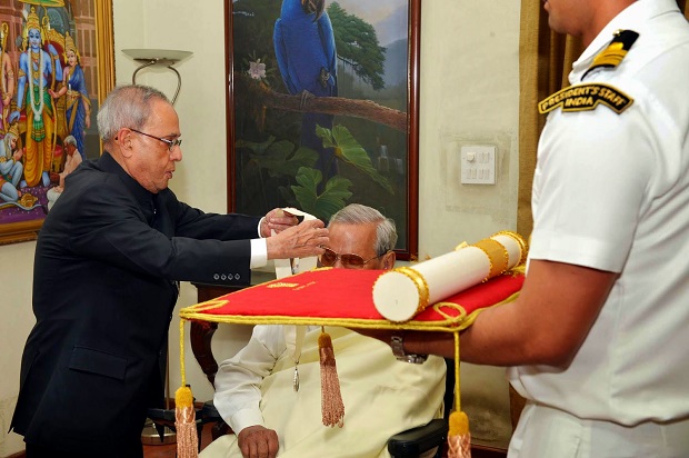 Atal Bihari Vajpayee receiving Bharat Ratna