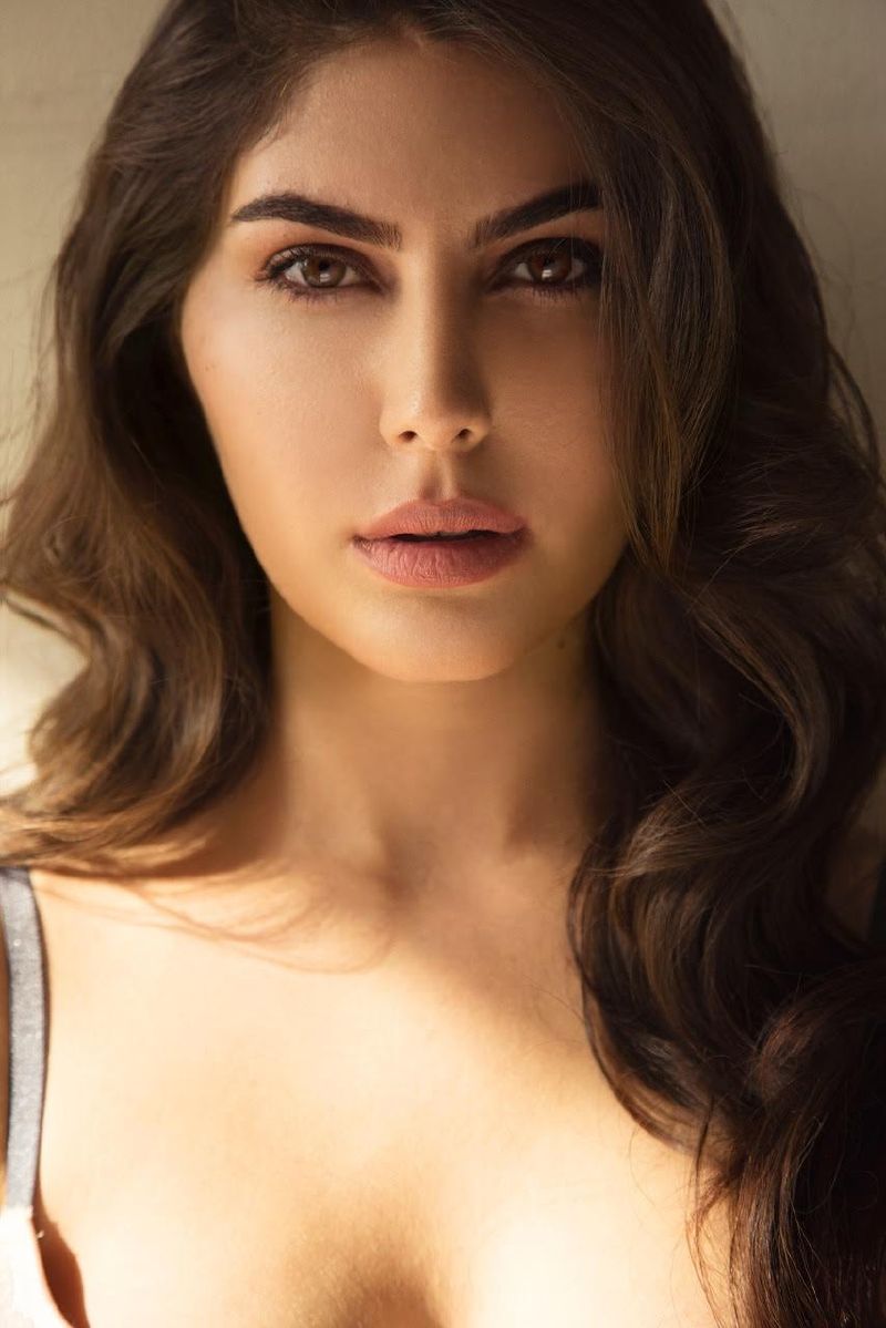 Elnaaz Norouzi Close up Photo