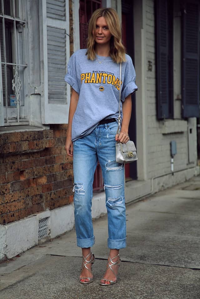 girl wearing Boyfriend jeans
