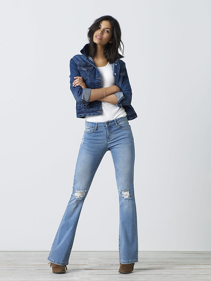 girl wearing bootcut jeans
