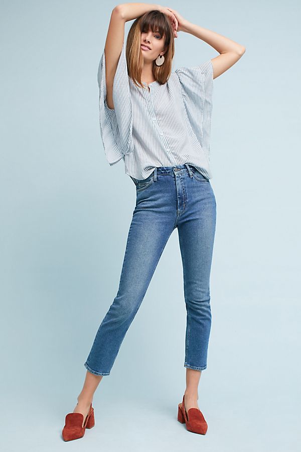 girl wearing cropped jeans