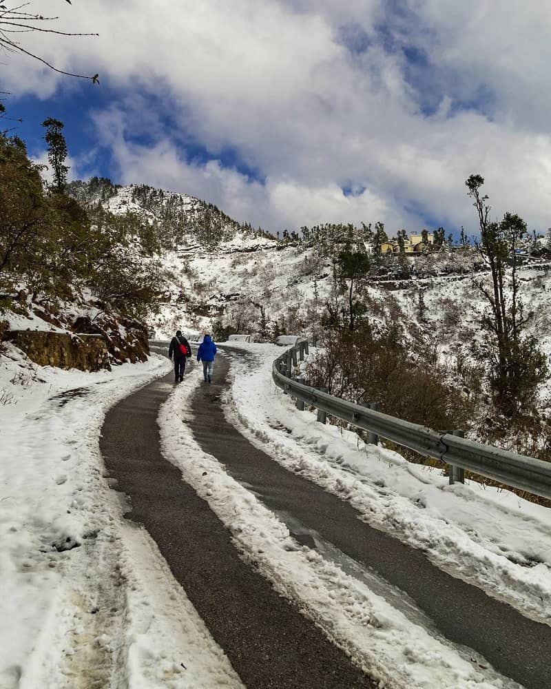Dhanaulti Snowfall in Uttarakhand