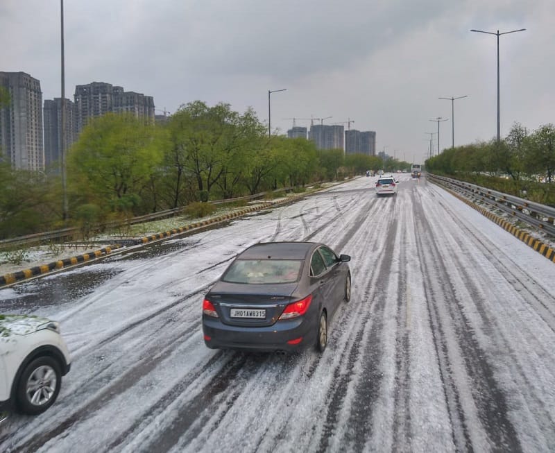 Noida expressway due to hailstorm