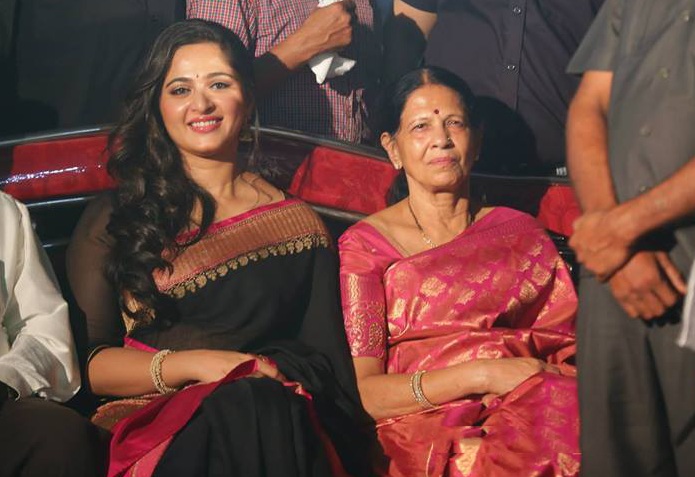 Anushka Shetty with mother Prafulla Shetty