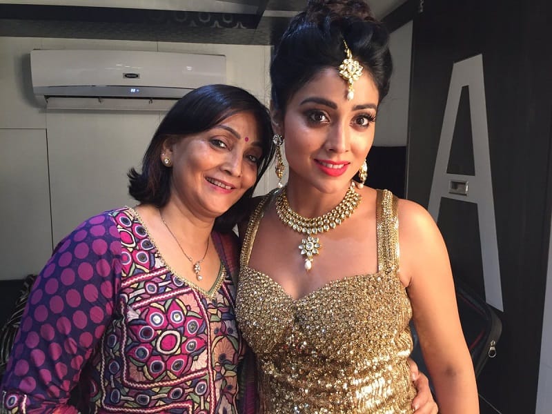 Shriya Saran with mother Neerja