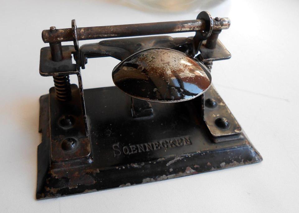 The Soennecken hole puncher