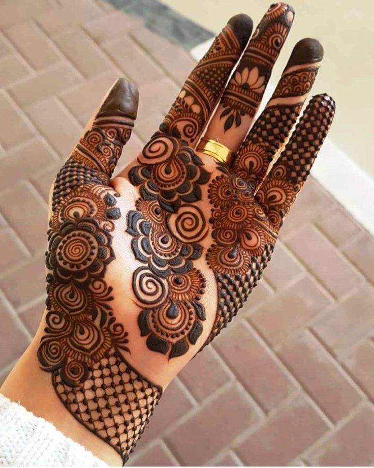 Spaced-out simple mehndi design