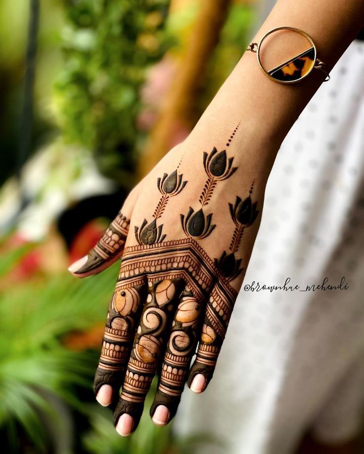 simple lotus mehndi backhand