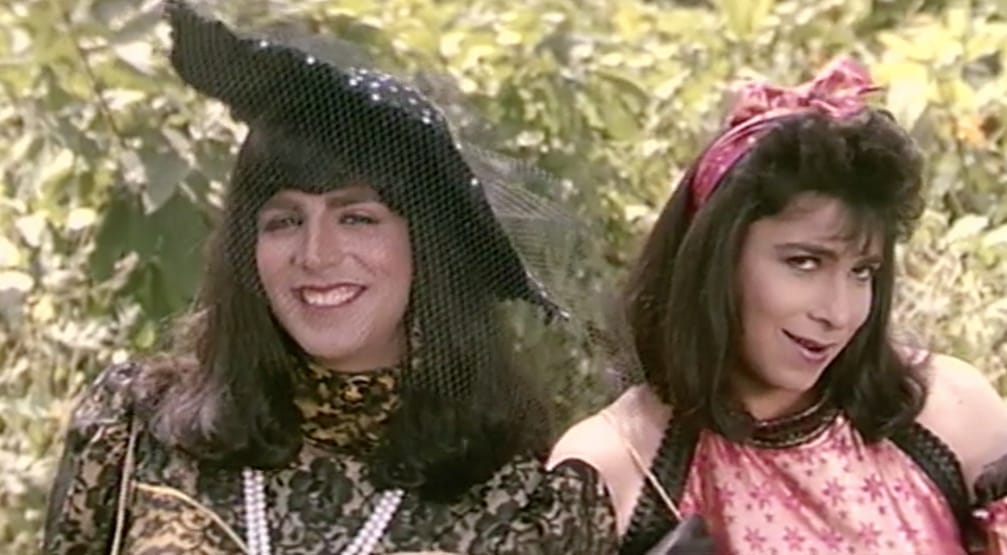 Akshay Kumar and Deepak Tijori female role