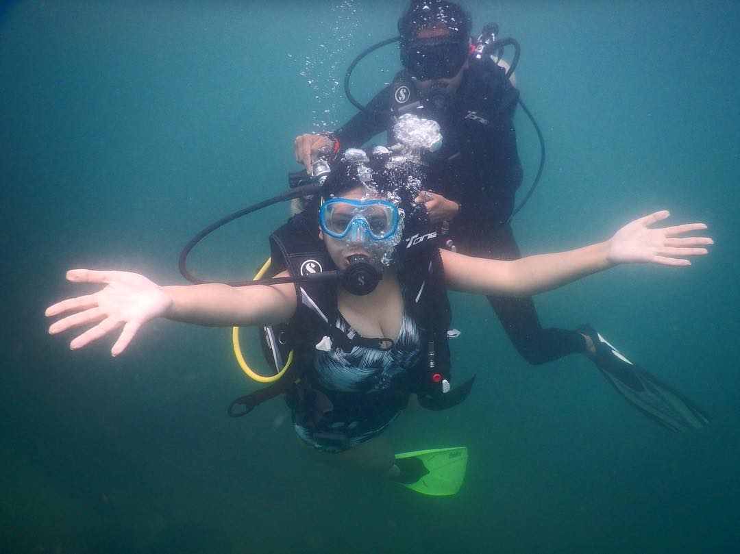 Video: 173 scuba divers create the longest human chain 