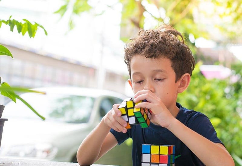 kids solving Puzzles