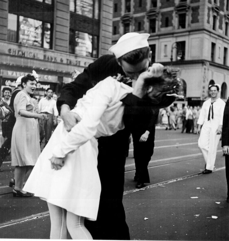 kiss between a sailor and a nurse in Times Square