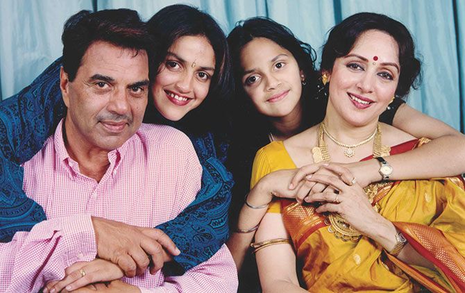 Dharmendra Hema with Esha and Ahaana Deol