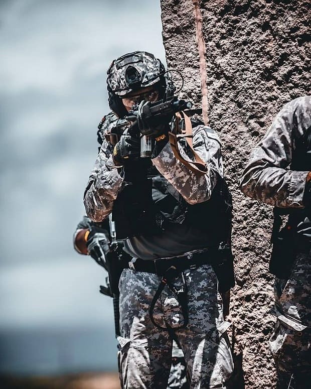 An_Indian_Marine_Commando_looks_down_his_weapon_during_special_operations_urban_combat_training_as_part_of_Rim_of_the_Pacific_(RIMPAC)_2022 (1) (1) (1) (1)