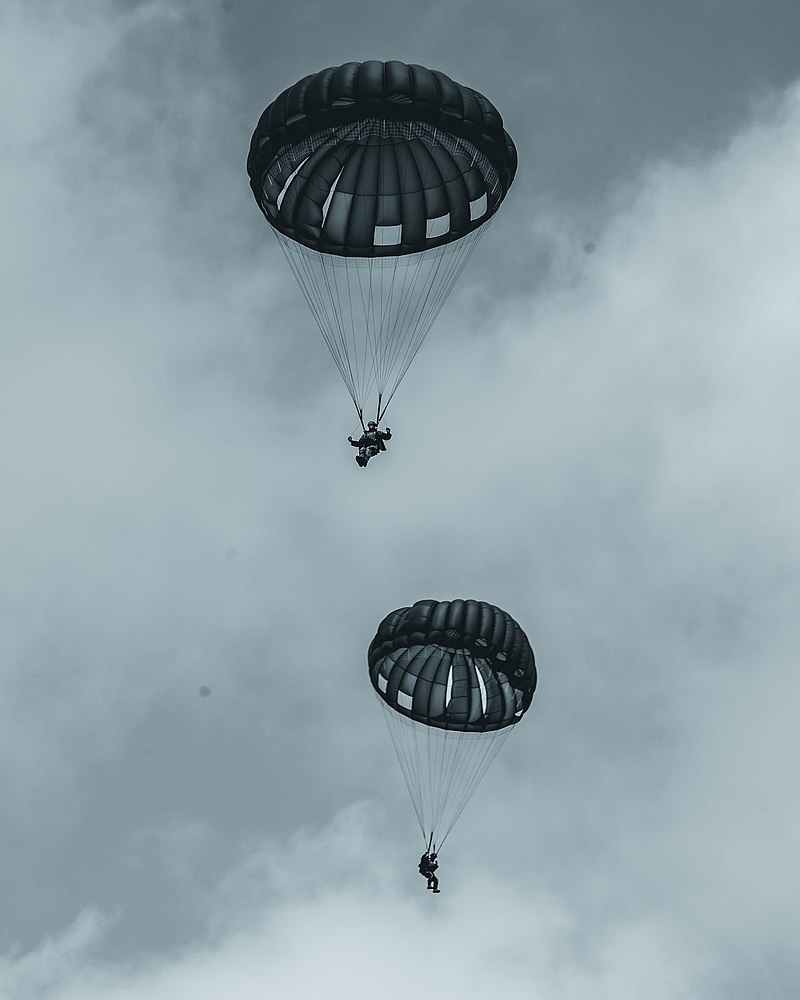 RIMPAC_2022,_US,_India_conduct_military_freefall_training