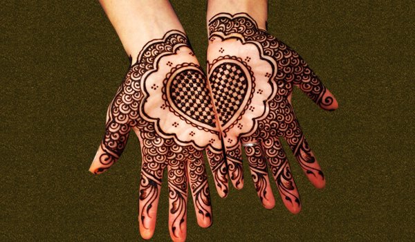 Heart-shaped-mehndi-designs-For-Women