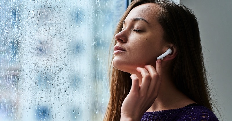 girl with earbuds