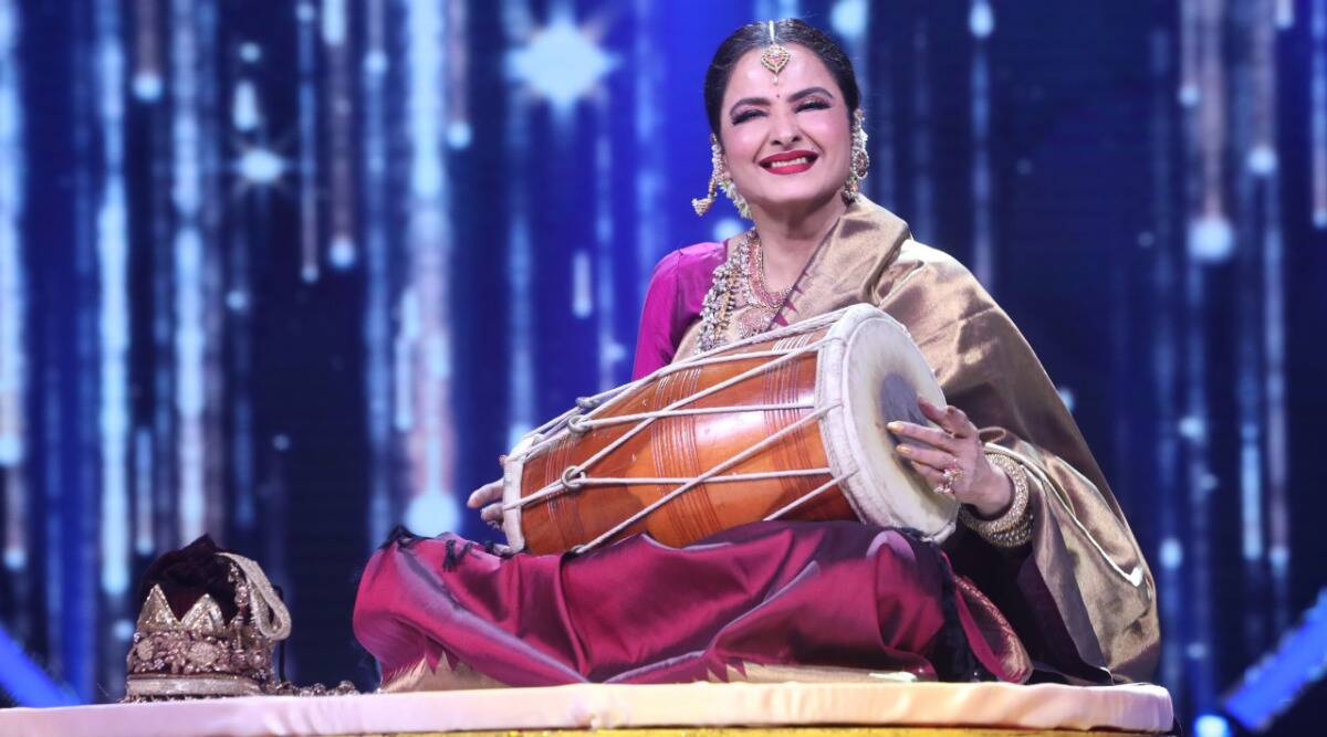 Rekha singing song in Indian Idol