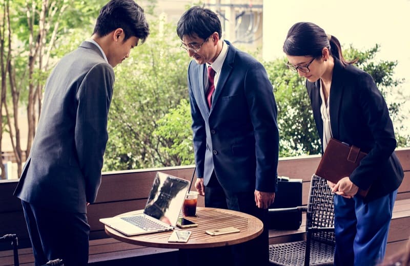 greeting people in japan