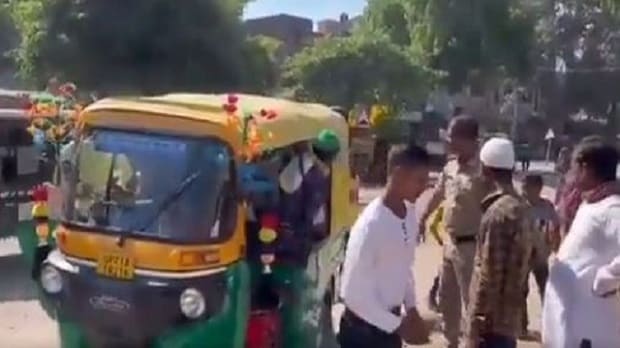 Auto-Rickshaw 27 Passengers video