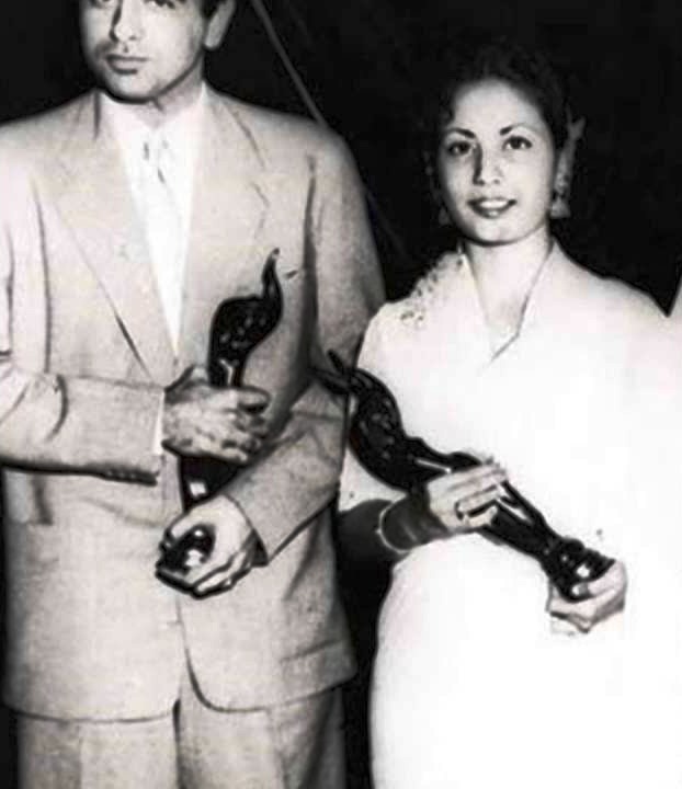 Meena-Kumari-With-The-Filmfare-Award