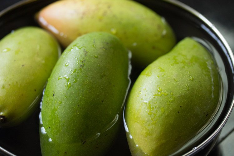 Soaking mangoes in water