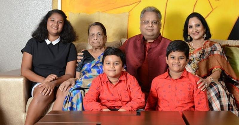 Rakesh-Jhunjhunwala-with-his-family