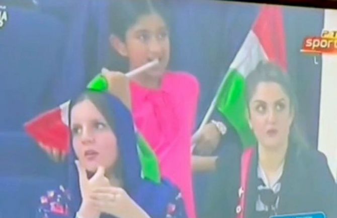 Shahid Afridi daughter waves India flag