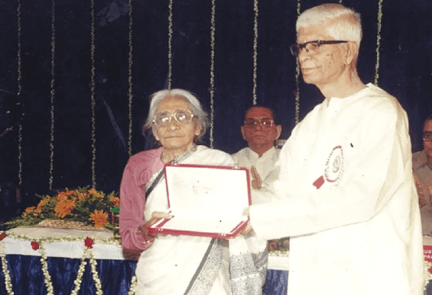 Dr Asima Chatterjee receiving the P.C. Chandra Puraskar