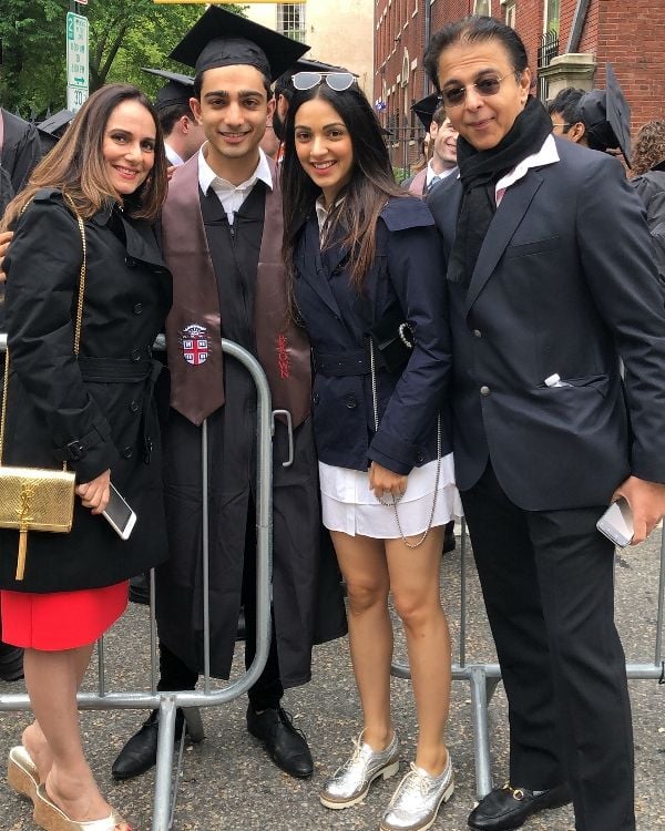 Kiara-Advani-With-Her-Parents-And-Brother