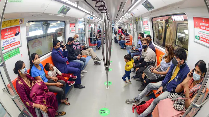 inside delhi metro