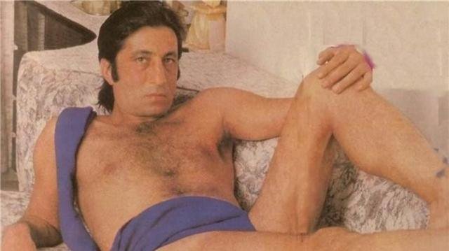 shakti kapoor on the couch