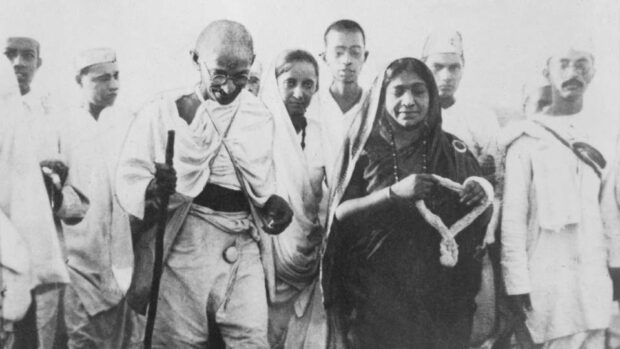 Sarojini Naidu and Mahatma Gandhi during Salt Satyagraha