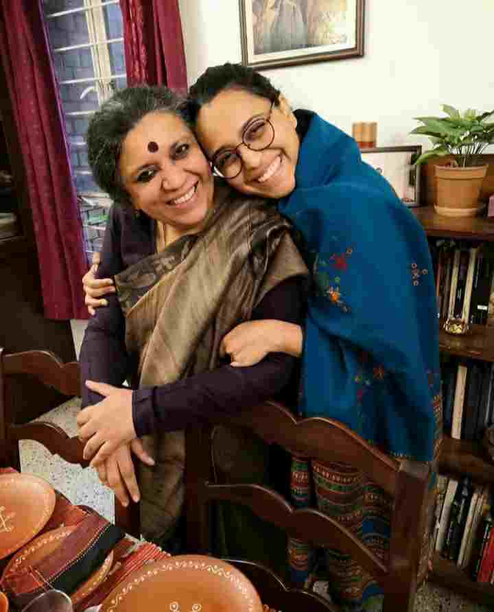 Swara-Bhaskar-with-her-mother