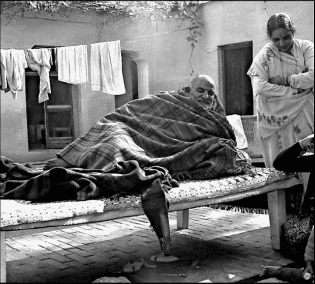 neem-karoli-baba-footprints-on-the-wall